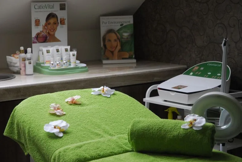 Cabină de tratamente cosmetice cu produse Mary Cohr